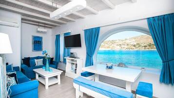 BLUE LUXURY HOUSE SEA FRONT | Khu phòng khách | TV LCD 32-inch có truyền hình vệ tinh, TV, đầu đĩa DVD