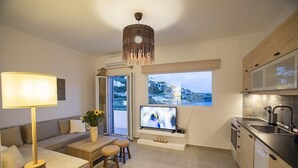 Brown LUXURY HOUSE SEA FRONT | 客廳 | 32 吋LCD 電視連衛星電視頻道、電視、DVD 播放機