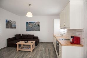 WHITE HOUSE SUNSET VIEWS | Living area | 32-inch LCD TV with satellite channels, TV, DVD player