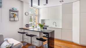 Apartamento (20/1) | Cozinha americana privada | Geladeira, cooktop, chaleira elétrica