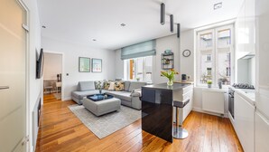 Een modern appartement met een woonkamer, keuken en eetgedeelte.