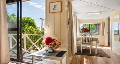 Tullys Hut - Walk to Hikes & Waterfalls