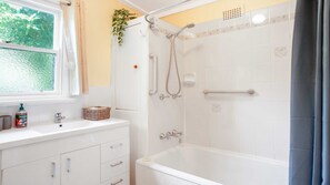 Combined shower/bathtub, hair dryer, towels