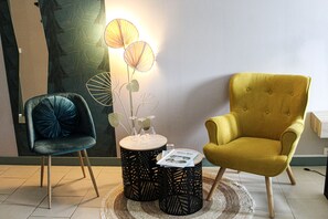 高級三人房 (Evasion) | 起居區 | 80-公分平面電視、有線頻道、電視、辦公室