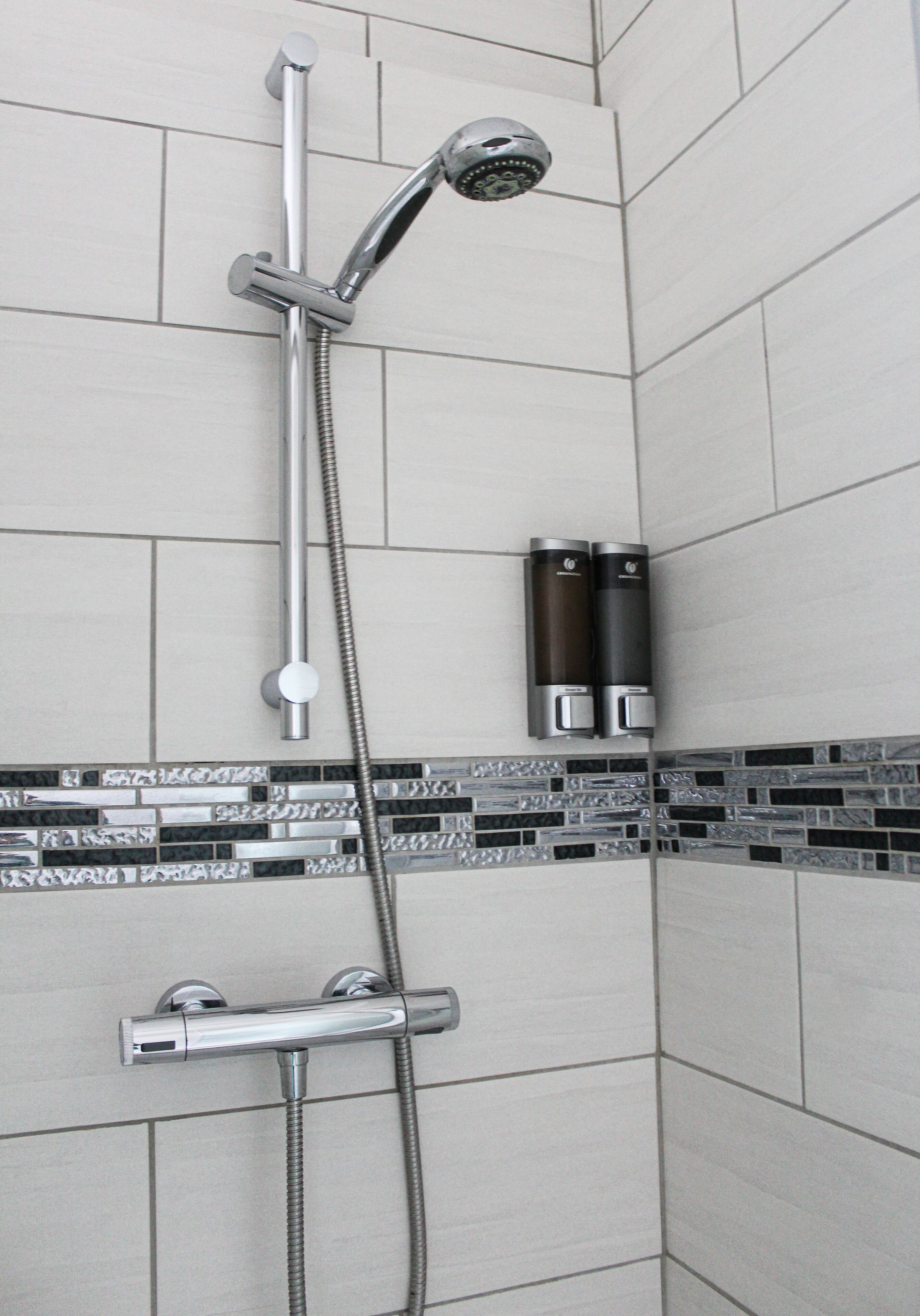 Classic Double Room (Paradis) | Bathroom | Shower, hair dryer, towels, soap