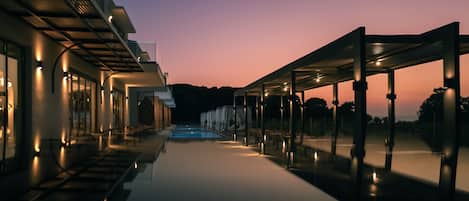 Seasonal outdoor pool, pool umbrellas, sun loungers