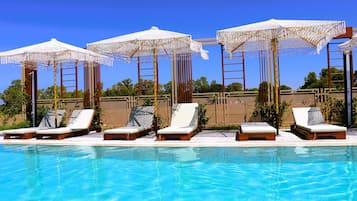 Piscine extérieure (ouverte en saison), parasols de plage