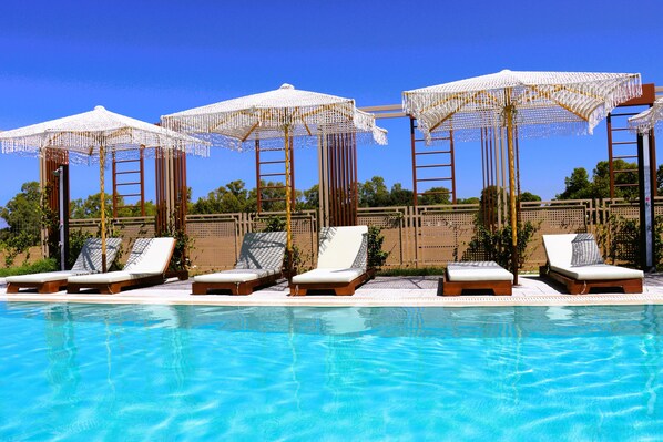 Seasonal outdoor pool, pool umbrellas, sun loungers