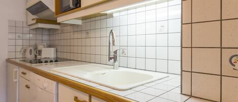 Een koelkast, een magnetron, een oven, een kookplaat