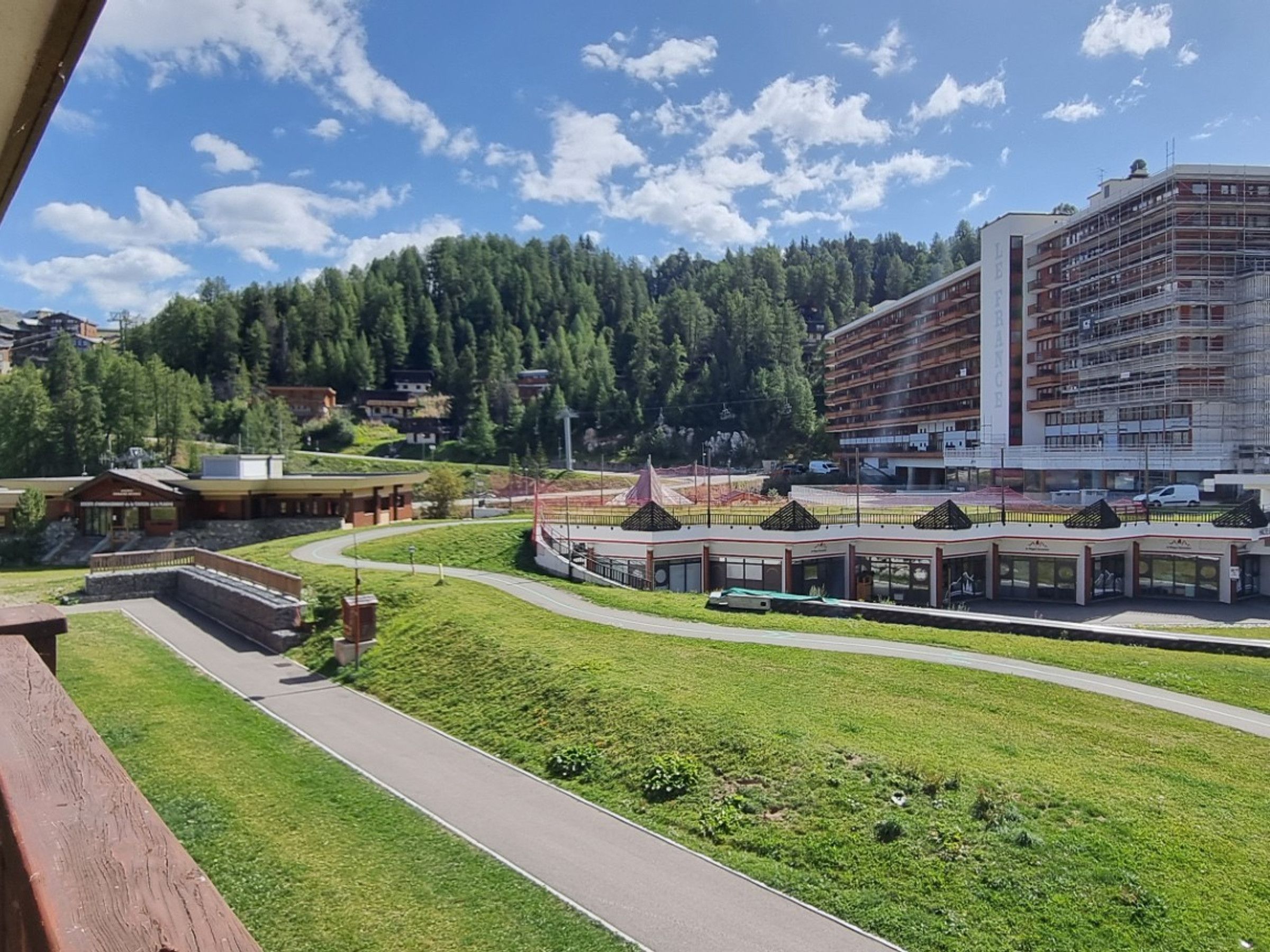 Un hôtel au design moderne, doté d’un parking et offrant une vue sur une colline boisée.