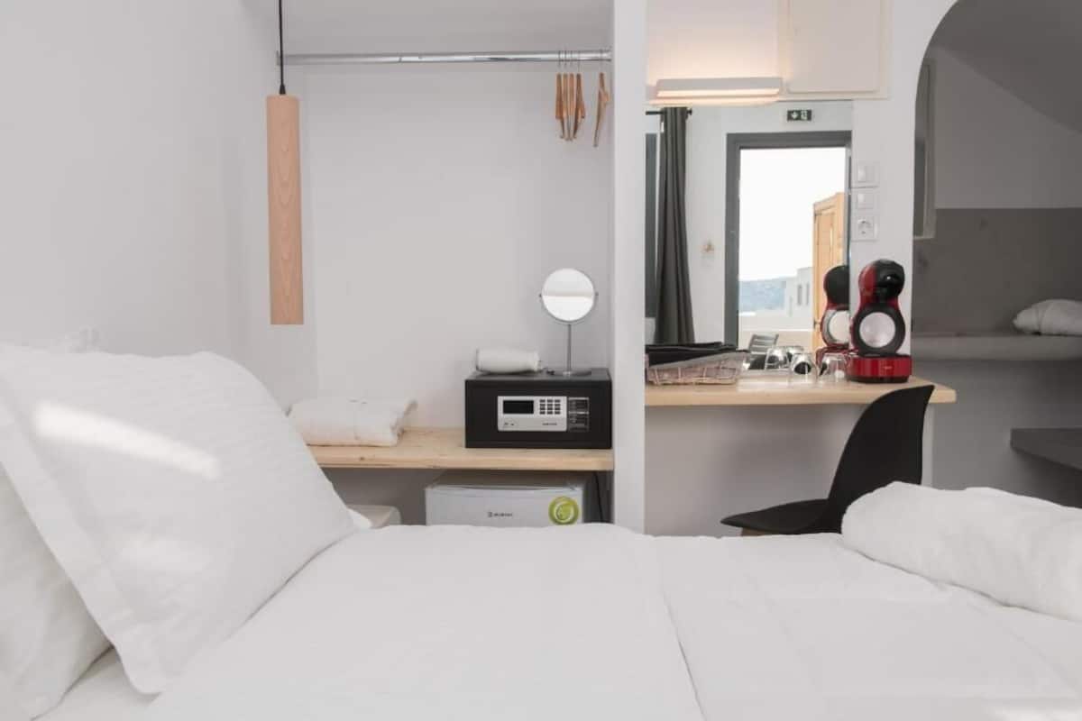 In-room safe, individually furnished, desk, laptop workspace