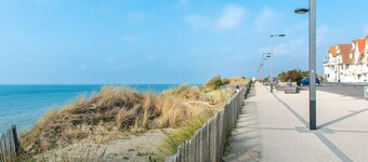 Apartamento con balcón frente al mar, 1ª planta, parking privado, cerca del club náutico