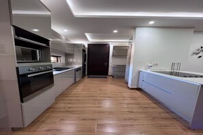 Køleskab, mikrobølgeovn, ovn, kogeplade