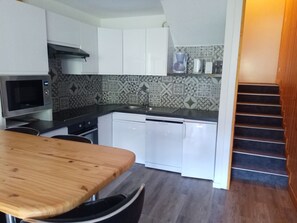 ثلاجة، ميكروويف، فرن، غسالة أطباق