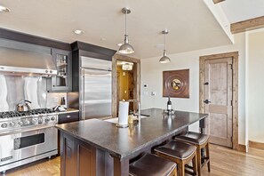 Fridge, microwave, oven, stovetop - Edgemont 2302 Luxury On Mountain Condo With Ski-In/Ski-Out Access! (Steamboat Springs)