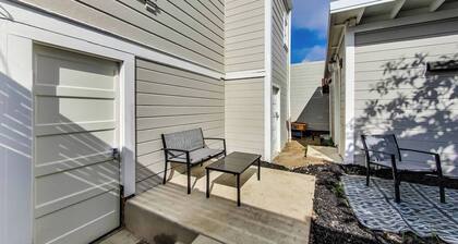 West Oakland charmer: 2br/2bath - AC & W/D