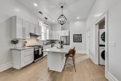 West Oakland charmer: 2br/2bath - AC & W/D