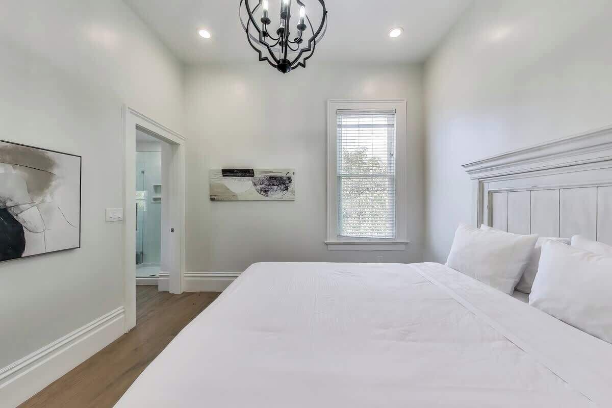 2 Schlafzimmer, hochwertige Bettwaren, Bügeleisen/Bügelbrett