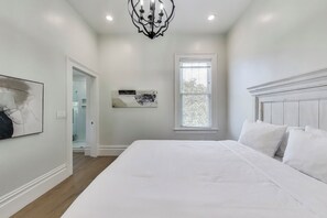 2 bedrooms, premium bedding, iron/ironing board, free WiFi - West Oakland charmer: 2br/2bath - AC & W/D (Oakland)