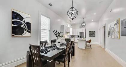 West Oakland Charmer: 5br/4bath House (2 br/2ba upper level, 2br/1ba lower unit with rear Cottage) * AC & W/D total 5br/4ba