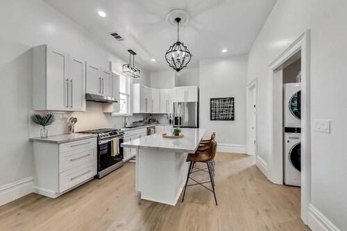 West Oakland Charmer: 5br/4bath House (2 br/2ba upper level, 2br/1ba lower unit with rear Cottage) * AC & W/D total 5br/4ba