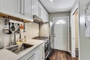 冷蔵庫、電子レンジ、オーブン、コンロ