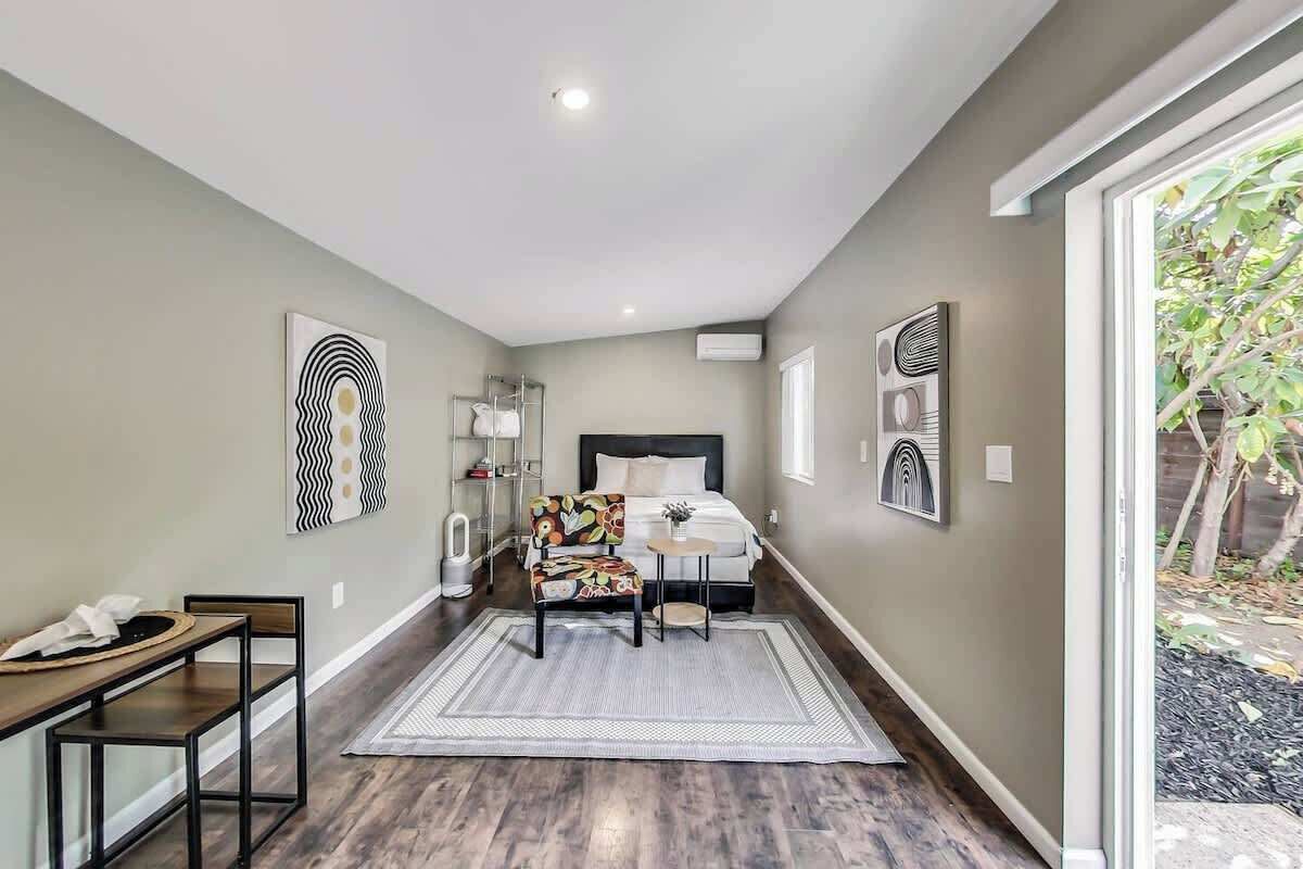 高級寢具、免費 Wi-Fi、床單