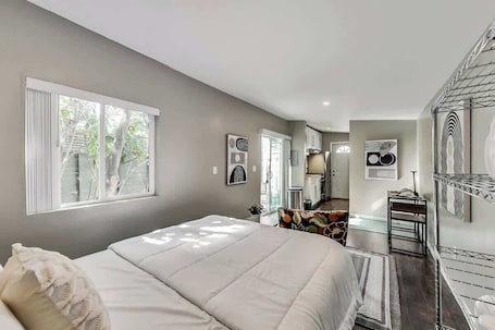 Premium bedding, iron/ironing board, free WiFi, bed sheets. Cozy West oakland cottage with Air Conditioning