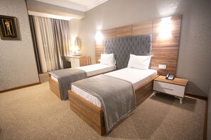 Minibar, in-room safe, desk, laptop workspace - Royal Sapphire Hotel (Baku)