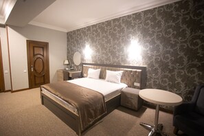 Quarto casal ou duplo econômico | Frigobar, cofres nos quartos, escrivaninha