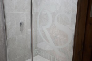 Standard-Doppel- oder -Zweibettzimmer | Badezimmer | Whirlpool, Regendusche, kostenlose Toilettenartikel, Haartrockner