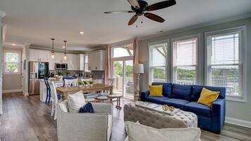 House, 5 Bedrooms | Living room