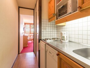 Frigorífico, placa de cocina, lavavajillas y cafetera o tetera