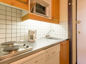 Réfrigérateur, plaque de cuisson, lave-vaisselle, cafetière/bouilloire