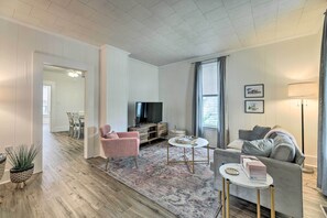 Téléviseur, livres, bureau