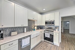 Fridge, microwave, stovetop, dishwasher