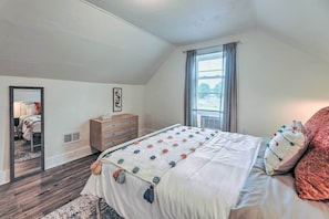 3 bedrooms, desk, iron/ironing board, travel crib