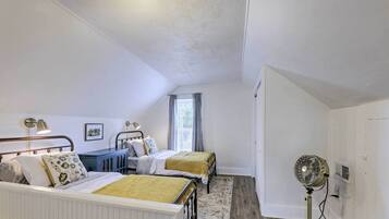 3 bedrooms, desk, iron/ironing board, travel crib