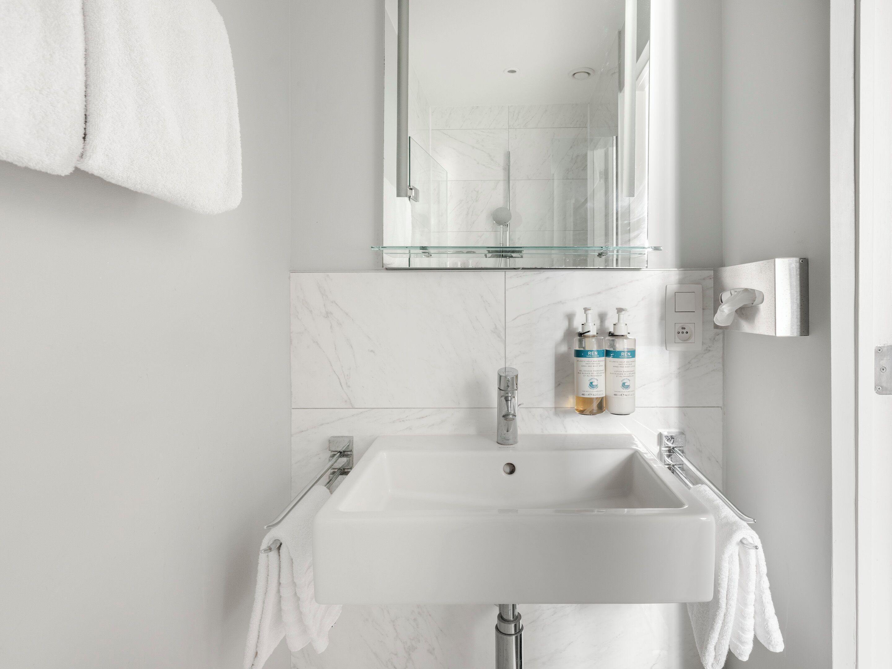 고급 세면용품, 헤어드라이어, 타월, 비누