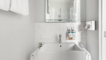 Designer-Toilettenartikel, Haartrockner, Handtücher, Seife