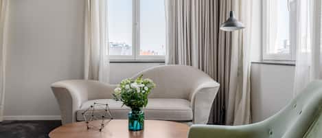 XL Room, Separate Living Area, Bathtub | Aire de séjour | Téléviseur à écran plat de 30 po avec télévision par cùble, téléviseur