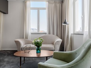 XL Room, Separate Living Area, Bathtub | Zona de estar | Una televisión de pantalla plana, Netflix, servicios de streaming