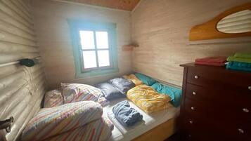 1 quarto, ferros/tábuas de passar roupa, berço de viagem