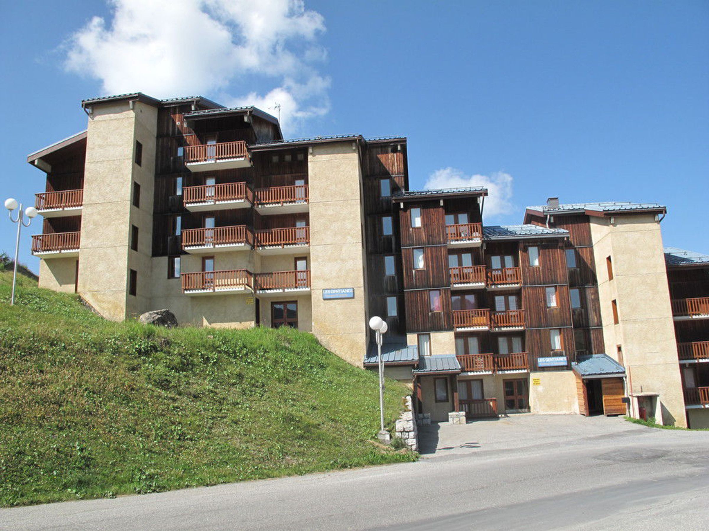 Un hotel a più piani con balconi e facciata in pietra.