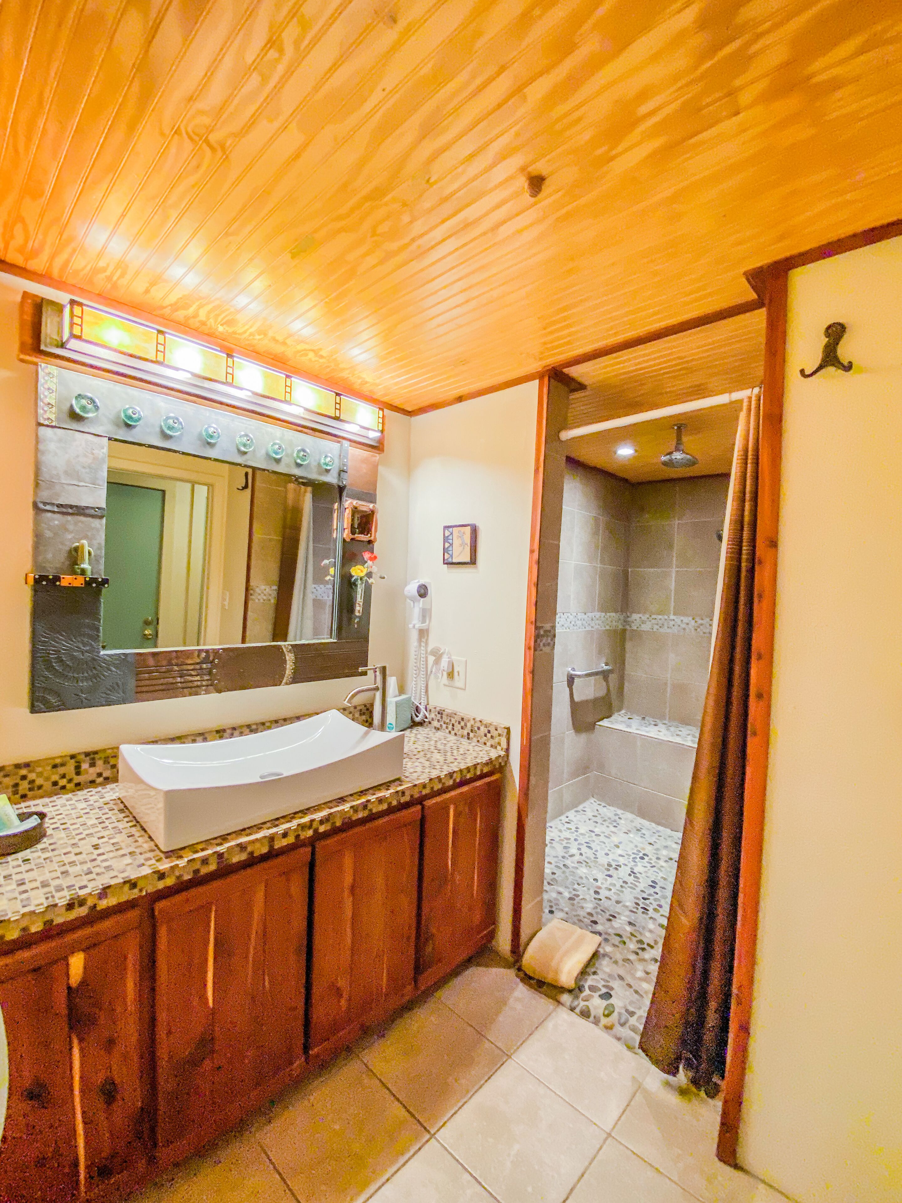 Douche, serviettes fournies, savon, papier toilette