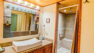 Douche, serviettes fournies, savon, papier toilette