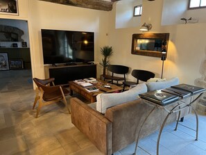 Een smart-tv, een open haard, een dvd-speler en boeken