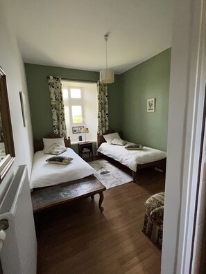 5 habitaciones, escritorio y tabla de planchar con plancha 