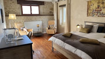 5 bedrooms, desk, iron/ironing board, travel crib