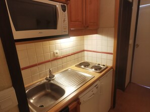 Réfrigérateur, micro-ondes, plaque de cuisson, lave-vaisselle